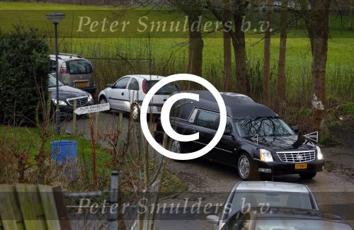 Fijnaart 10 januari 2015Begrafenis van de vader van Frans en Dorus Bauer; Chris in de kerk in Fijnaart.De moeder van Frans en Mariska en de kinderen zijn natuurlijk aanwezig.Voor de begrafenis rijden ze met de rouwstoet voorbij de woonwagen van Chris