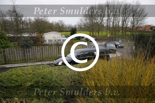 Fijnaart 10 januari 2015Begrafenis van de vader van Frans en Dorus Bauer; Chris in de kerk in Fijnaart.De moeder van Frans en Mariska en de kinderen zijn natuurlijk aanwezig.Voor de begrafenis rijden ze met de rouwstoet voorbij de woonwagen van Chris