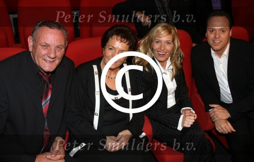 Breda, 17 Oktober 2006
Perspresentatie, persconferentie en tonen van nieuwe DVD beelden en CD in het Chasse theater
Frans Bauer hier samen met Mariska Bauer en zijn ouders
Foto Peter Smulders BV