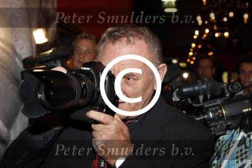 Amsterdam 19 oktober 2009
Presentatie nieuwe cd Frans Bauer bij Red Sun in Amsterdam.
Ook maakte hij de oprichting van een nieuwe stichting bekend. Vader Frans Bauer met digitale fotocamera
Peter Smulders bv