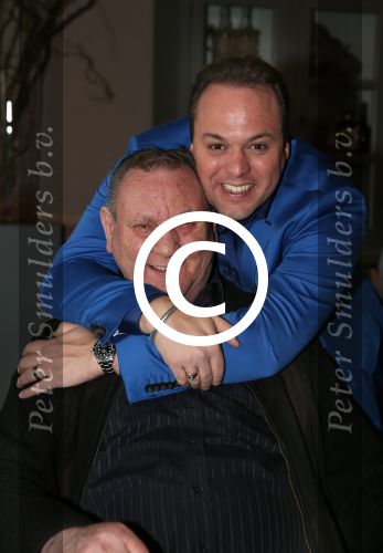Fijnaart, 21 April 2013
Eerste Heilige Communie Frans Bauer Jr.
Chris Bauer enzoon Frans Bauer
Foto Peter Smulders