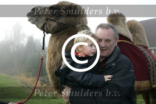 Fijnaart 25 november 2004
Frans Bauer en familie opnames met Sinterklaas en Kamelen.   Jan met vader Frans Bauer
Peter Smulders bv