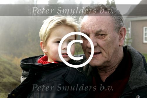 Fijnaart 25 november 2004
Frans Bauer en familie opnames met Sinterklaas en Kamelen.   Jan met vader Frans Bauer
Peter Smulders bv
