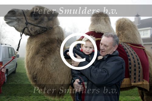 Fijnaart 25 november 2004
Frans Bauer en familie opnames met Sinterklaas en Kamelen.   Jan met vader Frans Bauer
Peter Smulders bv