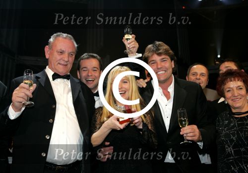 Amsterdam 21 oktober 2004
Uitreiking van de televizierring in HMH.
Mariska Bauer met ouders van Frans Bauer en Reinout Oerlemans en Peter v d Voorst