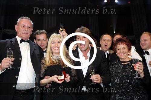 Amsterdam 21 oktober 2004
Uitreiking van de televizierring in HMH.
Mariska Bauer met ouders van Frans Bauer en Reinout Oerlemans en Peter v d Voorst