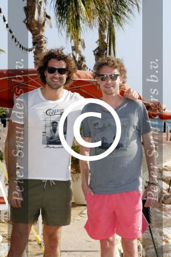 Curacao 2 januari 2015
Ewout Genemans met zijn broer Bauke bij beach club Karakter op Coral Estate.