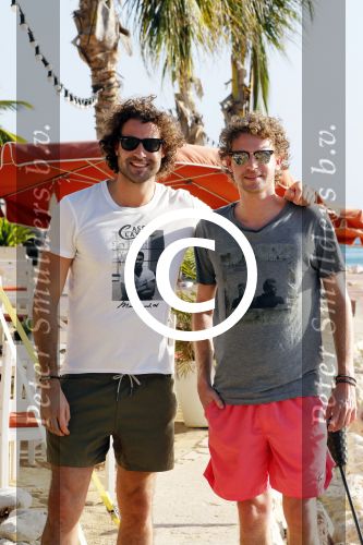 Curacao 2 januari 2015
Ewout Genemans met zijn broer Bauke bij beach club Karakter op Coral Estate.