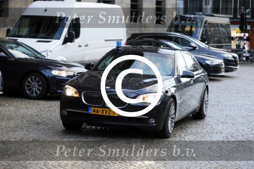 Amsterdam 13 januari 2015
Nieuwjaarsreceptie Koning Willem Alexander en Koningin Maxima in het paleis op de dam.
Geert Wilders vertrekt via de achterkant van het paleis . Zijn beveiliging rijdt in 4 auto\'s