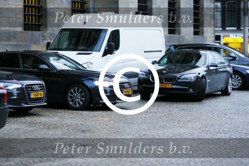 Amsterdam 13 januari 2015
Nieuwjaarsreceptie Koning Willem Alexander en Koningin Maxima in het paleis op de dam.
Geert Wilders vertrekt via de achterkant van het paleis . Zijn beveiliging rijdt in 4 auto\'s
