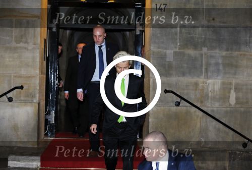 Amsterdam 13 januari 2015
Nieuwjaarsreceptie Koning Willem Alexander en Koningin Maxima in het paleis op de dam.
Geert Wilders vertrekt via de achterkant van het paleis . Zijn beveiliging rijdt in 4 auto\'s