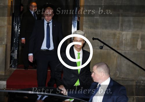Amsterdam 13 januari 2015
Nieuwjaarsreceptie Koning Willem Alexander en Koningin Maxima in het paleis op de dam.
Geert Wilders vertrekt via de achterkant van het paleis . Zijn beveiliging rijdt in 4 auto\'s