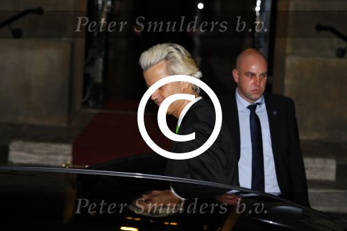 Amsterdam 13 januari 2015
Nieuwjaarsreceptie Koning Willem Alexander en Koningin Maxima in het paleis op de dam.
Geert Wilders vertrekt via de achterkant van het paleis . Zijn beveiliging rijdt in 4 auto\'s
