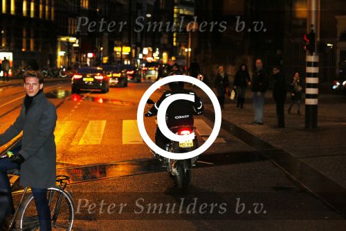 Amsterdam 13 januari 2015
Nieuwjaarsreceptie Koning Willem Alexander en Koningin Maxima in het paleis op de dam.
Geert Wilders vertrekt via de achterkant van het paleis . Zijn beveiliging rijdt in 4 auto\'s