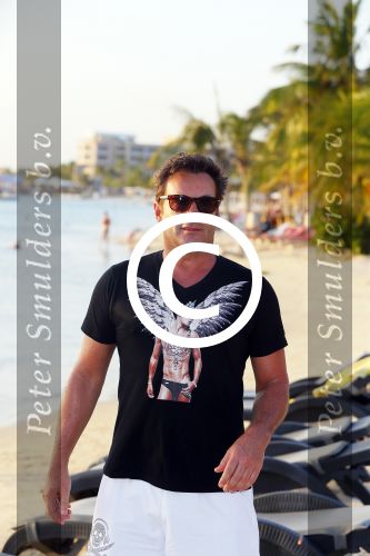 Curacao 31 december 2014
Gerad Joling met zijn moeder op Curacao waar hij oud en nieuw optreedt bij het Lions Dive hotel.