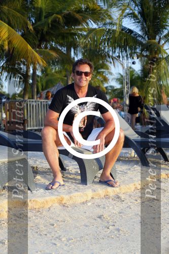 Curacao 31 december 2014
Gerad Joling met zijn moeder op Curacao waar hij oud en nieuw optreedt bij het Lions Dive hotel.