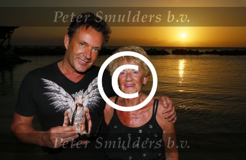 Curacao 31 december 2014
Gerad Joling met zijn moeder op Curacao waar hij oud en nieuw optreedt bij het Lions Dive hotel.