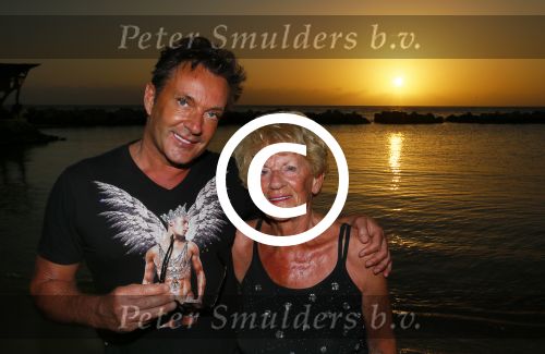 Curacao 31 december 2014
Gerad Joling met zijn moeder op Curacao waar hij oud en nieuw optreedt bij het Lions Dive hotel.