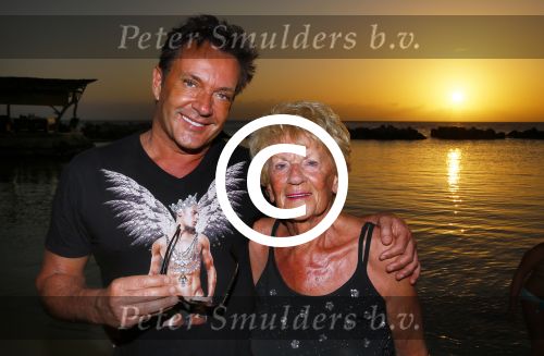 Curacao 31 december 2014
Gerad Joling met zijn moeder op Curacao waar hij oud en nieuw optreedt bij het Lions Dive hotel.
