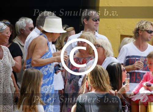 Curacao 31 december 2014
Willeke Alberti Jeroen Krabbe met vrouw Herma Krabbe zoon Jasper krabbe ( met dochters) Rogier van Boxtel en Derek Bolt bij het vuurwerk van Avila Beach hotel op Curacao vanwege oud en nieuw jaar