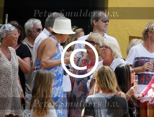 Curacao 31 december 2014
Willeke Alberti Jeroen Krabbe met vrouw Herma Krabbe zoon Jasper krabbe ( met dochters) Rogier van Boxtel en Derek Bolt bij het vuurwerk van Avila Beach hotel op Curacao vanwege oud en nieuw jaar