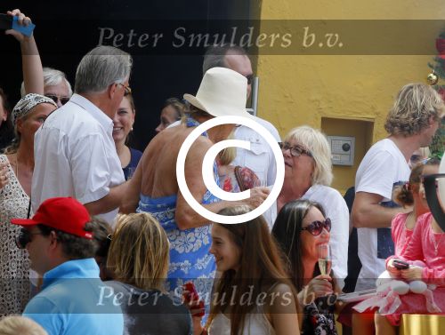 Curacao 31 december 2014
Willeke Alberti Jeroen Krabbe met vrouw Herma Krabbe zoon Jasper krabbe ( met dochters) Rogier van Boxtel en Derek Bolt bij het vuurwerk van Avila Beach hotel op Curacao vanwege oud en nieuw jaar
