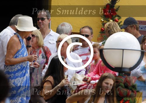 Curacao 31 december 2014
Willeke Alberti Jeroen Krabbe met vrouw Herma Krabbe zoon Jasper krabbe ( met dochters) Rogier van Boxtel en Derek Bolt bij het vuurwerk van Avila Beach hotel op Curacao vanwege oud en nieuw jaar