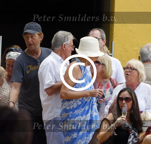 Curacao 31 december 2014
Willeke Alberti Jeroen Krabbe met vrouw Herma Krabbe zoon Jasper krabbe ( met dochters) Rogier van Boxtel en Derek Bolt bij het vuurwerk van Avila Beach hotel op Curacao vanwege oud en nieuw jaar