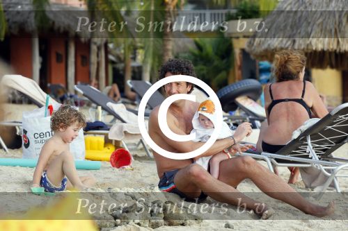 Curacao 29 december 2014
Jan Joost v gangelen met zijn vriendin en twee kinderen op blue bay op 
Curacao