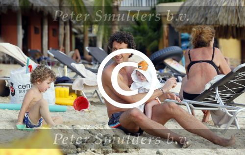 Curacao 29 december 2014
Jan Joost v gangelen met zijn vriendin en twee kinderen op blue bay op 
Curacao
