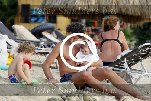 Curacao 29 december 2014
Jan Joost v gangelen met zijn vriendin en twee kinderen op blue bay op 
Curacao