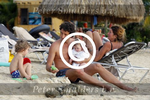 Curacao 29 december 2014
Jan Joost v gangelen met zijn vriendin en twee kinderen op blue bay op 
Curacao