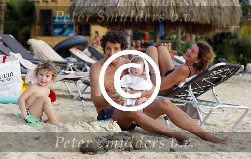 Curacao 29 december 2014
Jan Joost v gangelen met zijn vriendin en twee kinderen op blue bay op 
Curacao