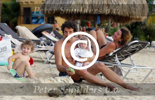 Curacao 29 december 2014
Jan Joost v gangelen met zijn vriendin en twee kinderen op blue bay op 
Curacao