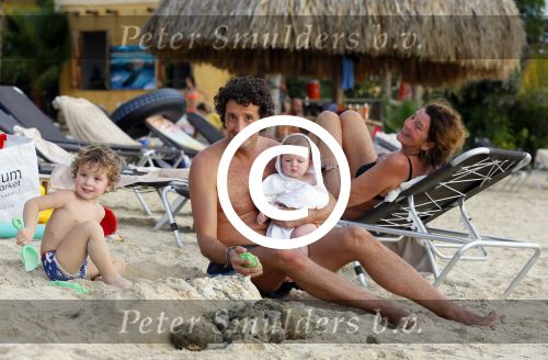 Curacao 29 december 2014
Jan Joost v gangelen met zijn vriendin en twee kinderen op blue bay op 
Curacao