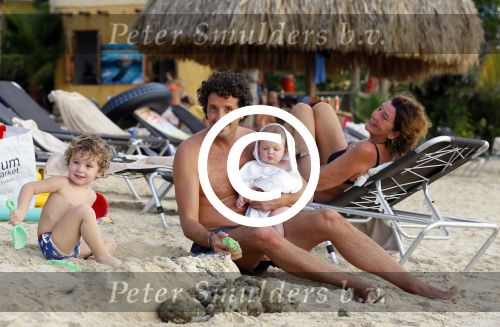 Curacao 29 december 2014
Jan Joost v gangelen met zijn vriendin en twee kinderen op blue bay op 
Curacao