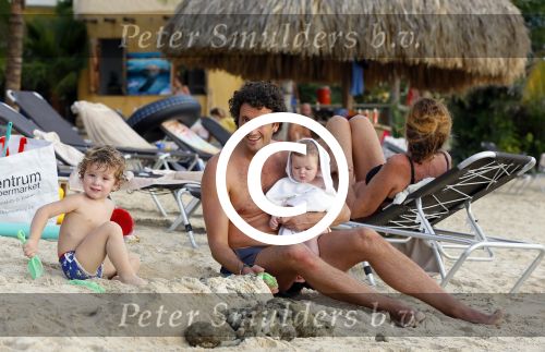 Curacao 29 december 2014
Jan Joost v gangelen met zijn vriendin en twee kinderen op blue bay op 
Curacao