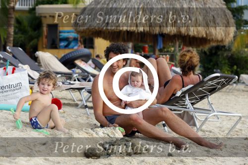 Curacao 29 december 2014
Jan Joost v gangelen met zijn vriendin en twee kinderen op blue bay op 
Curacao