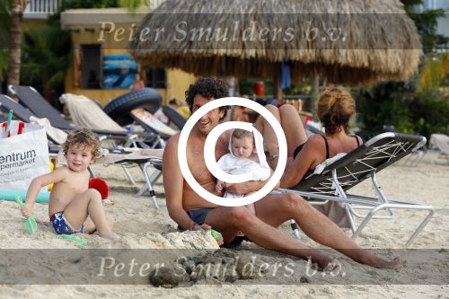 Curacao 29 december 2014
Jan Joost v gangelen met zijn vriendin en twee kinderen op blue bay op 
Curacao
