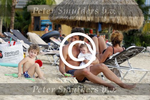 Curacao 29 december 2014
Jan Joost v gangelen met zijn vriendin en twee kinderen op blue bay op 
Curacao