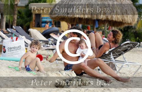 Curacao 29 december 2014
Jan Joost v gangelen met zijn vriendin en twee kinderen op blue bay op 
Curacao