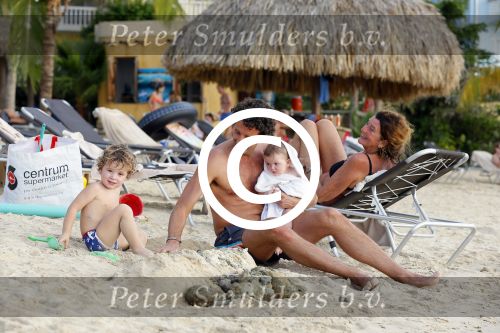 Curacao 29 december 2014
Jan Joost v gangelen met zijn vriendin en twee kinderen op blue bay op 
Curacao