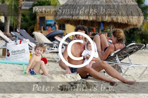 Curacao 29 december 2014
Jan Joost v gangelen met zijn vriendin en twee kinderen op blue bay op 
Curacao