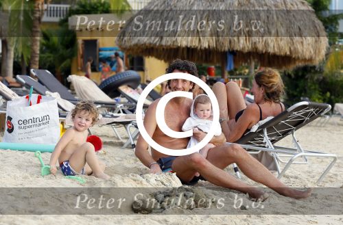 Curacao 29 december 2014
Jan Joost v gangelen met zijn vriendin en twee kinderen op blue bay op 
Curacao