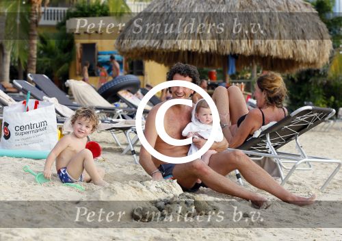 Curacao 29 december 2014
Jan Joost v gangelen met zijn vriendin en twee kinderen op blue bay op 
Curacao