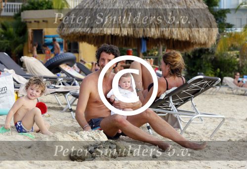 Curacao 29 december 2014
Jan Joost v gangelen met zijn vriendin en twee kinderen op blue bay op 
Curacao