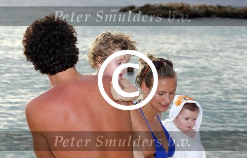 Curacao 29 december 2014
Jan Joost v gangelen met zijn vriendin en twee kinderen op blue bay op 
Curacao