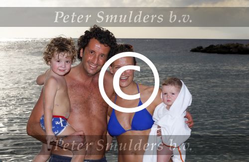 Curacao 29 december 2014
Jan Joost v gangelen met zijn vriendin en twee kinderen op blue bay op 
Curacao