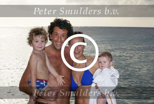 Curacao 29 december 2014
Jan Joost v gangelen met zijn vriendin en twee kinderen op blue bay op 
Curacao