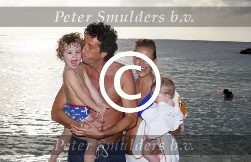 Curacao 29 december 2014
Jan Joost v gangelen met zijn vriendin en twee kinderen op blue bay op 
Curacao